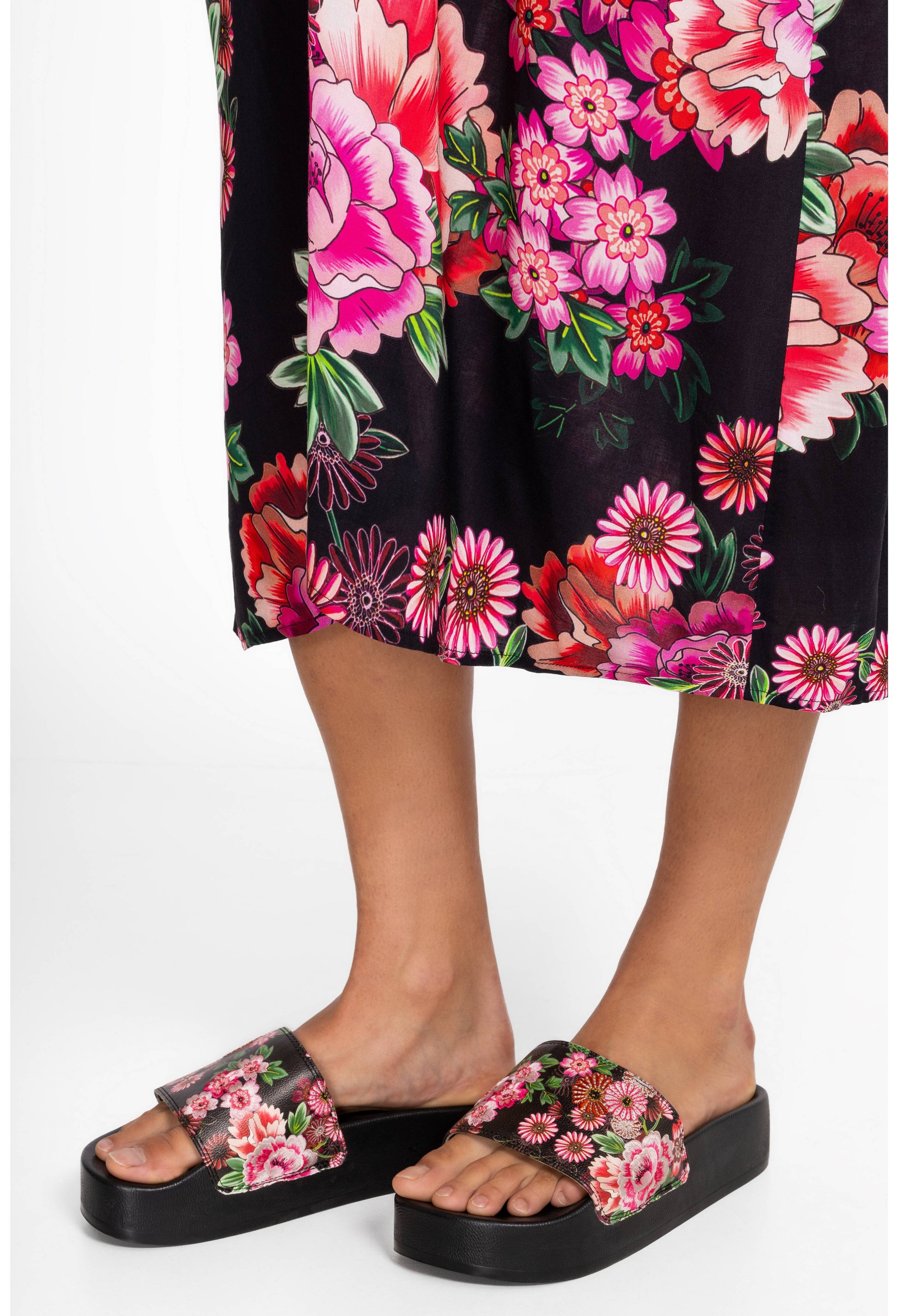 Embroidered Platform Pool Slides